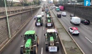 1 000 agriculteurs en tracteur manifestent à Paris