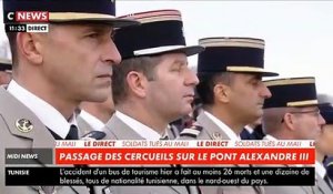 Hommage à nos soldats: Regardez en vidéo le passage des 13 cercueils des militaires tués au Mali applaudis sur le pont Alexandre III
