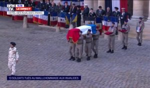 Les 13 cercueils des soldats français tués au Mali arrivent dans la cour des Invalides