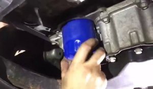 Il démonte le filtre à huile du moteur d'une voiture et ce qu'il découvre est incroyable