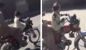 Il laisse sa fille conduire sa moto pour pouvoir envoyer des SMS
