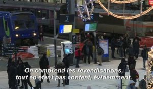2e jour de grève dans les transports: réactions d'usagers gare de Lyon à Paris