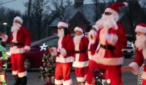 Ces pères noel dansent en pleine route au feu rouge entre les voitures !