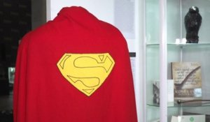 La première cape "Superman", portée par l'acteur Christophe Reeve, a été vendue plus de 170.000 euros aux enchères