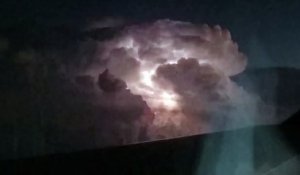 Il filme un orage incroyable depuis son avion avion à 10km d'altitude