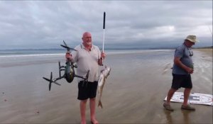 Il peche au drone et attrape un énorme poisson