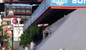 Ce Skateur saute plusieurs fois d'un toit pour une figure en Skateboard !