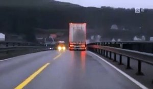 Un conducteur frole le pire en croisant un camion... Fou