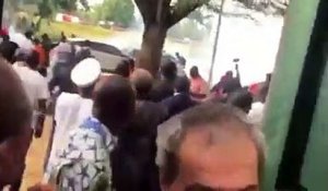 Politique Nationale | La Police gaze les militants de Générations et Peuples Solidaires (GPS) massés autour de leur siège, dans l’attente de l’arrivée de Guillaume Soro.