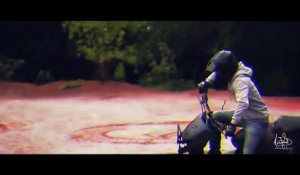Comment conduire son scooter la tête sur la selle ?