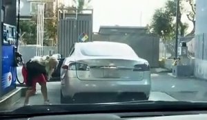 Elle veut faire le plein d'essence d'une Tesla électrique !