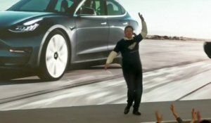La danse improbable d'Elon Musk à Shanghai, lors de la présentation de la Tesla Model Y