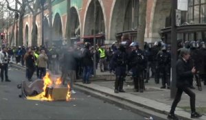 Poubelles incendiées et tensions dans l'avenue Daumesnil à Paris