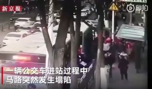 En Chine, un énorme gouffre dans la chaussée englouti un bus et tue 6 personnes