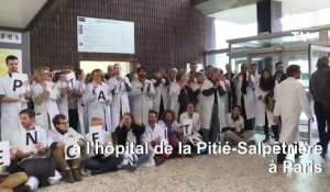 Rassemblement de blouses blanches à l'hôpital de la Pitié-Salpêtrière