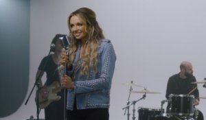 Carly Pearce - Heart’s Going Out Of Its Mind