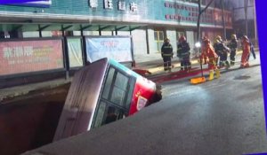 Comment un trou dans la chaussé a englouti un bus en Chine ? | One Minute News