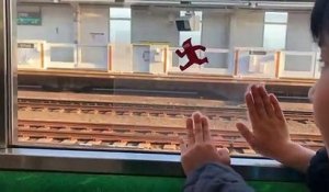Un enfant s'amuse dans un train