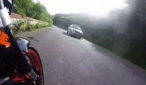 Un motard se fait frôler par une voiture à contre-sens... chanceux