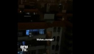 "Wuhan, courage!" Les habitants de la ville chinoise en quarantaine se soutiennent depuis la fenêtre de leur appartement