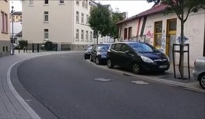 Un motard passe à toute vitesse en pleine ville... Enfin presque