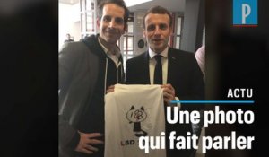 Macron pose avec un tee-shirt «LBD 2020» et assume son geste