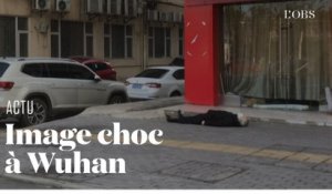 Coronavirus: La vidéo choc d'un homme mort sur un trottoir de Wuhan