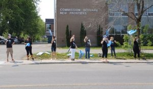 Manifestation devant les bureaux de la Commission scolaire New Frontiers