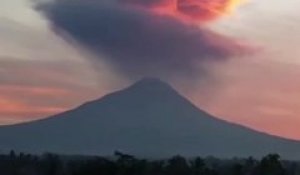 Indonésie: le volcan Merapi est entré en éruption