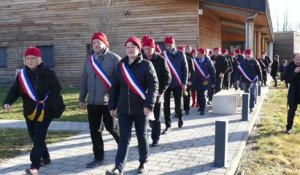 Echarpes tricolores et bonnets rouges à Fessenheim