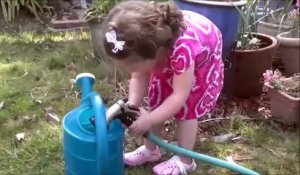 Cette fillette voulait voir si la pression de l'eau etait bonne... FAIL