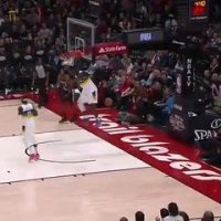 Trevor Ariza fait une remise en jeu au pied !