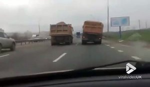 Ce camion roule sur l'autoroute sans roue avant