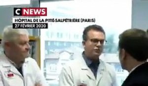 Virus - Emmanuel Macron est en visite à l'hôpital de la Pitié-Salpêtrière, où le premier Français est mort du virus