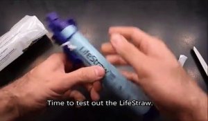 De l'eau sale au microscope filtrée par une paille LifeStraw