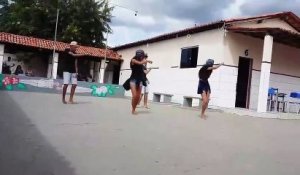 Danser sous l'orage : mauvaise idée. La foudre tombe tout près