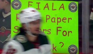 Kevin Fiala joue à pierre, papier, ciseau avec un fan