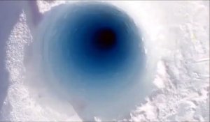 Regardez ce qui se passe quand on jette un morceau de glace dans un puits de forage de 90m de profondeur