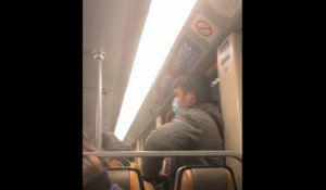 Un homme répand sa salive sur une barre dans le métro bruxellois