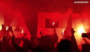 Fumigènes et grosse ambiance : l'arrivée du bus du PSG avant Dortmund