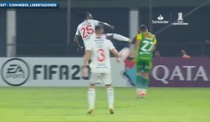 Le coup de pied d’Emmanuel Adebayor dans la tête d’un joueur en Copa Libertadores