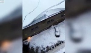 Des tonnes de neige tombent sur des voitures garées sous le toit !