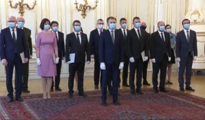 Masques aux visages et gants aux mains, le nouveau gouvernement slovaque prête serment