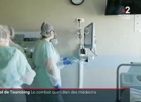 Coronavirus - Regardez les médecins qui s'occupent d'une malade de 68 ans à l'Hôpital de Tourcoing, en difficulté respiratoire