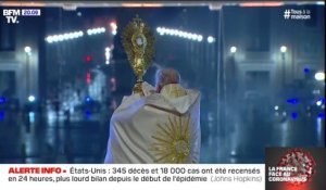 Le pape François donne une bénédiction "Urbi et Ordi à face à la place Saint-Pierre, vide