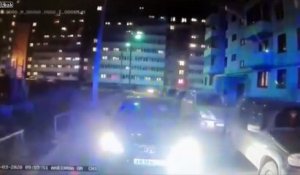 Ce conducteur bloque une ambulance en pleine route !