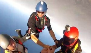 Il sauve un parachutiste évanoui en pleine chute libre !