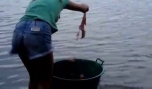 Voilà comment on pêche des piranhas au brésil : la main dans l'eau