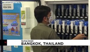 Des distributeurs automatiques de masques à Bangkok