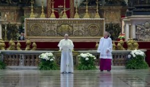 Pâques: les images du pape François dans une basilique Saint-Pierre vide